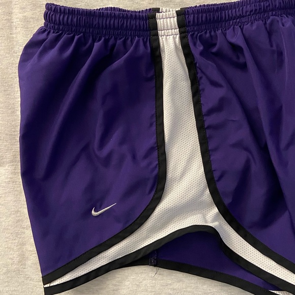 NIKE women’s tempo shorts - Picture 2 of 3